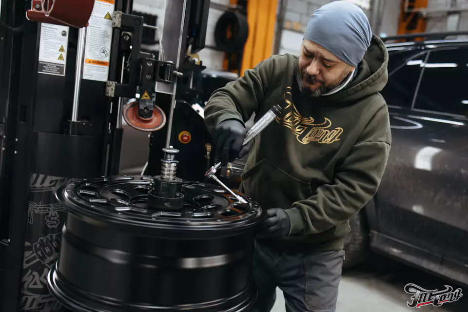 Кованые диски с бедлоками для RAM 1500 и фирменный шиномонтаж на стендах Hunter